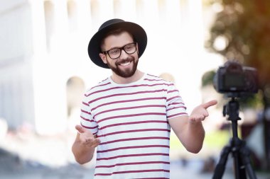 Genç blogger video kayıt açık havada