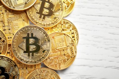Ahşap üzerinde altın bitcoins  