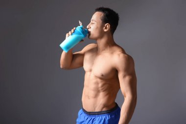 Genç adam içme protein sallamak