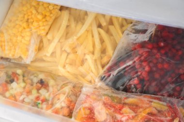 Buzdolabında farklı gıda ile plastik torbalar