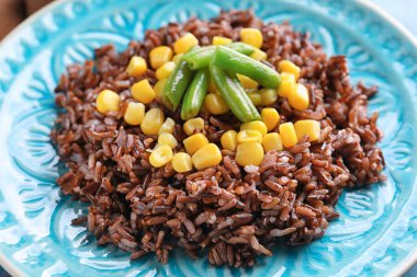 Sebze ile lezzetli kırmızı pirinç