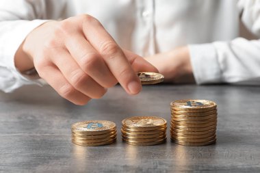 Altın bitcoins tablo, closeup istifleme kadın