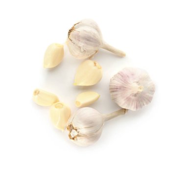 beyaz üzerine taze sarımsak  