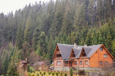 Kırsal kesimde ahşap ev görünümünü