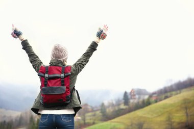 Mutlu turist dağlarında seyahat