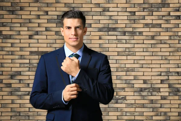 Hombre guapo en traje elegante —  Fotos de Stock