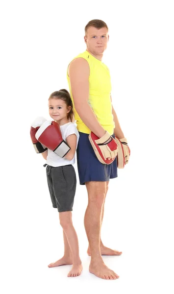 Carino bambina con allenatore di boxe su sfondo bianco — Foto Stock