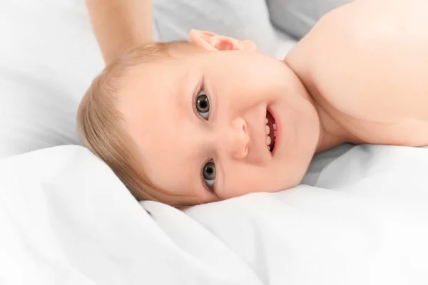 Niedliches Kleines Baby Liegt Auf Dem Bett — Stockfoto