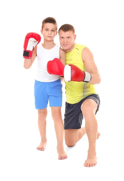 Lindo niño pequeño con entrenador de boxeo sobre fondo blanco — Foto de Stock