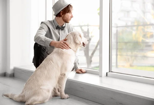 Giovane hipster con cane — Foto Stock