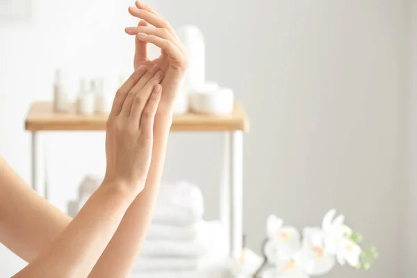 Jonge Vrouw Haar Hand Aanraken Voelen Hidratatie Effect Van Crème — Stockfoto