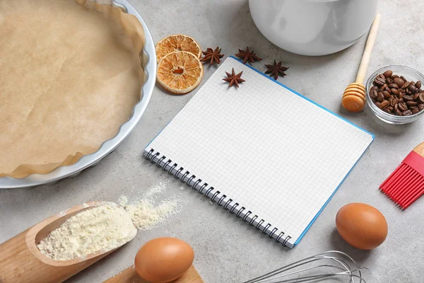 Küchenutensilien Mit Zutaten Für Gebäck Und Notizbuch Auf Hellem Hintergrund — Stockfoto