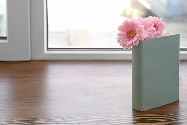 Vackra Blommor Med Boken Fönsterbrädan — Stockfoto