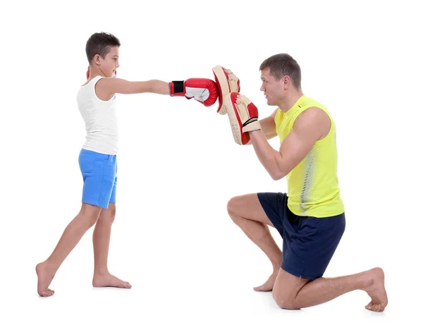 Lindo entrenamiento de niño pequeño con entrenador de boxeo, sobre fondo blanco — Foto de Stock