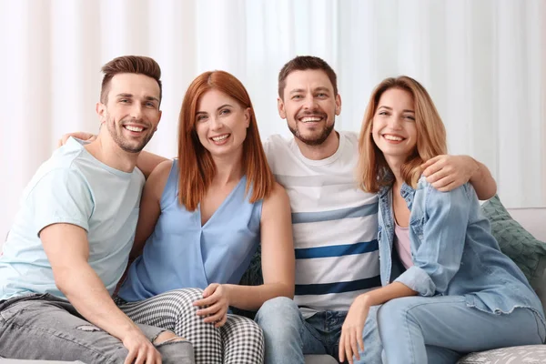 Gelukkige jonge mensen rusten — Stockfoto