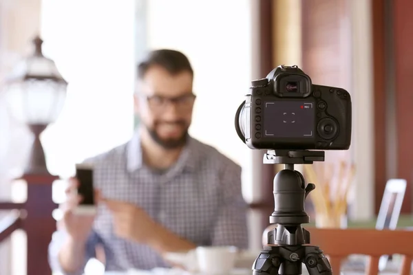 Ung bloggare inspelning video i café — Stockfoto