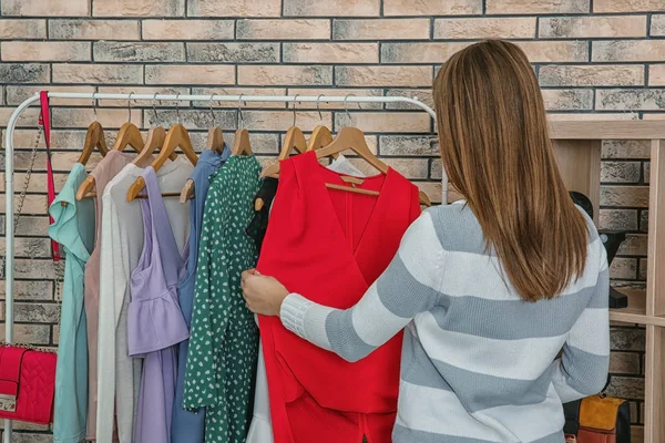 Kvinnan Att Välja Outfit Omklädningsrummet — Stockfoto