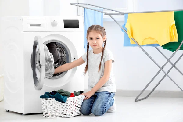 Linda Niña Haciendo Colada Casa — Foto de Stock