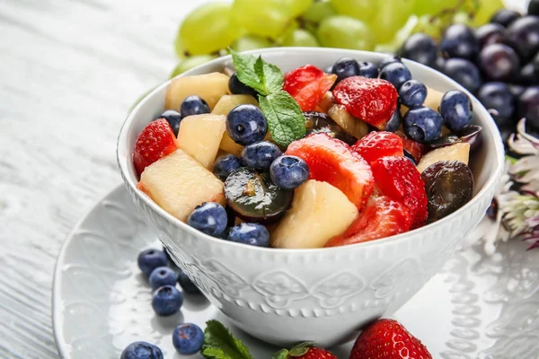 Cuenco Con Deliciosa Ensalada Frutas Primer Plano — Foto de Stock