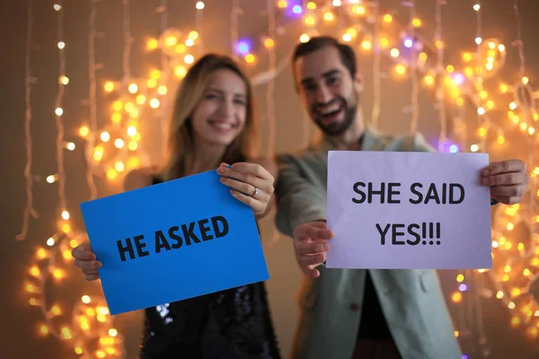 Casal Feliz Segurando Papéis Com Texto Que Ele Pediu Ela — Fotografia de Stock