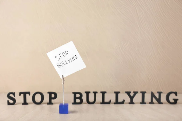 Nota Con Texto Stop Bullying Soporte Almohadilla Contra Fondo Claro — Foto de Stock