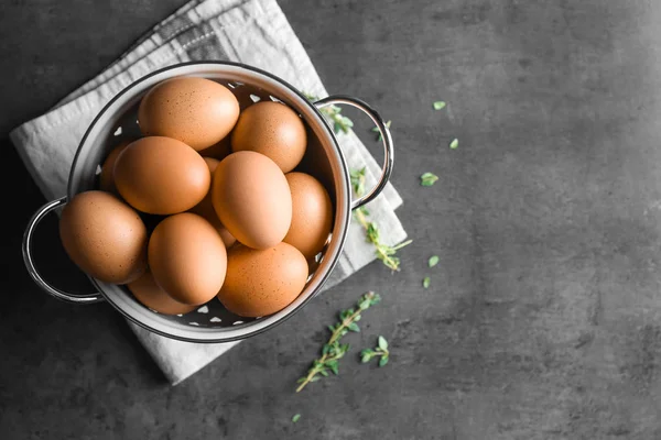 Jaja kurze w durszlak — Zdjęcie stockowe