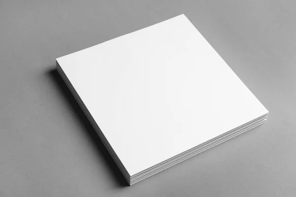 Hojas Papel Blanco Sobre Fondo Gris Prepárate Para Diseño — Foto de Stock