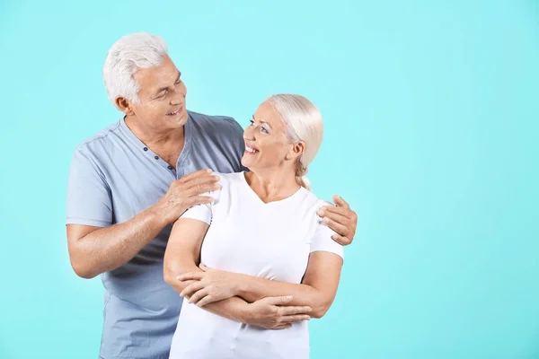 Pareja Madura Contra Fondo Color — Foto de Stock