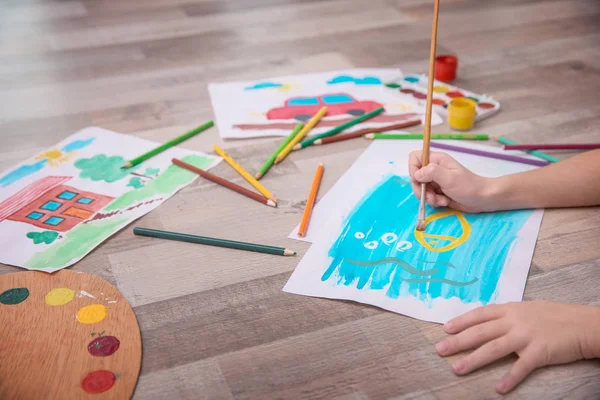 Kleines Mädchen Malt Mit Aquarellen Auf Dem Fußboden — Stockfoto