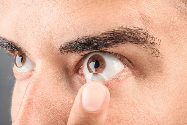 Junger Mann Setzt Kontaktlinse Sein Auge Nahaufnahme — Stockfoto