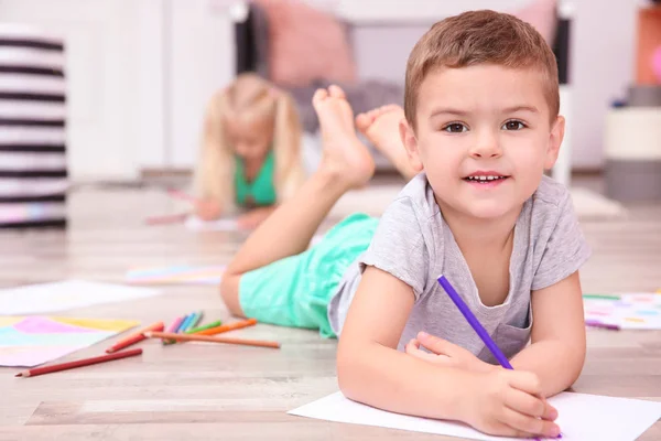 Leuke Kleine Jongen Tekening Thuis — Stockfoto