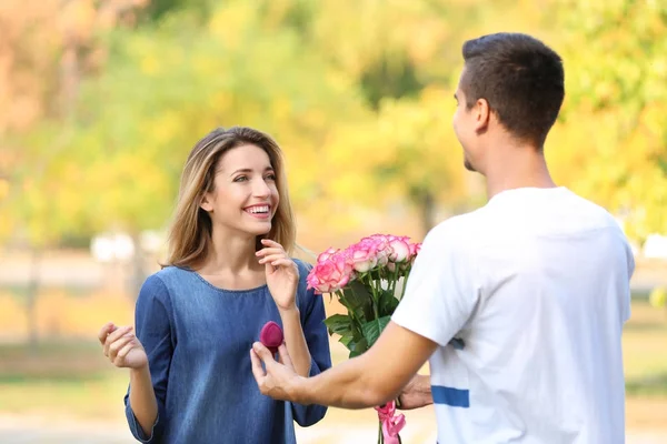 Junger Mann macht Freundin Heiratsantrag — Stockfoto