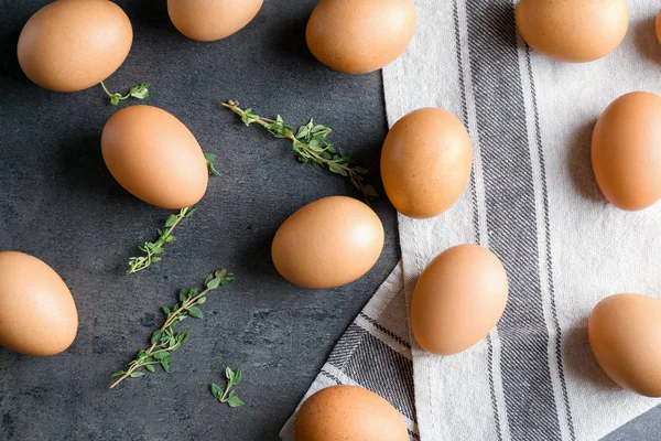 Huevos de pollo en la mesa — Foto de Stock