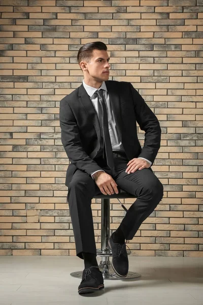 Homem bonito em terno elegante — Fotografia de Stock