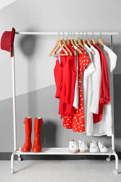 Oblečení na stojanu — Stock fotografie