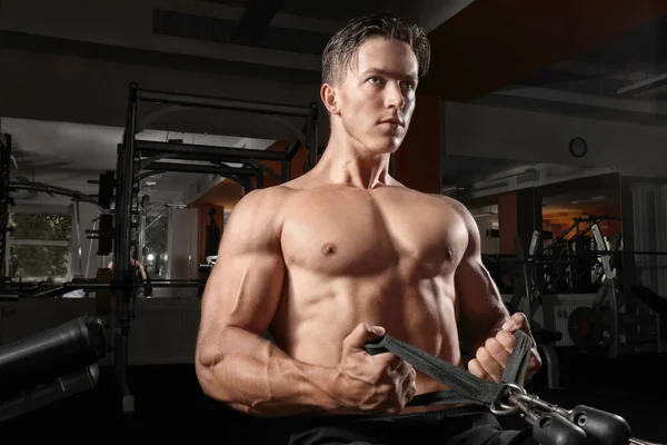 Hombre Joven Entrenando Una Máquina Ejercicios Gimnasio —  Fotos de Stock