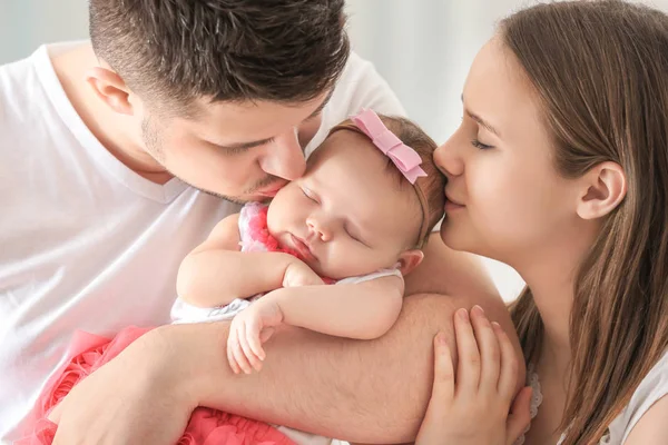 Glückliche junge Familie — Stockfoto