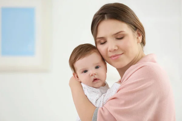 Giovane Madre Con Suo Piccolo Bambino Carino Casa — Foto Stock