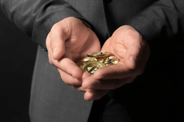 Mann mit goldenen Bitcoins — Stockfoto
