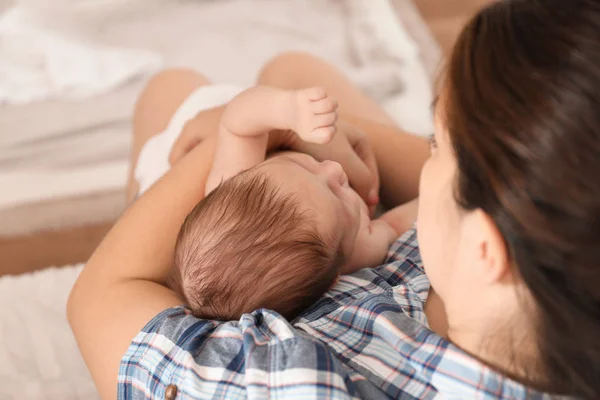 Jovem mãe com bebê bonito em casa — Fotografia de Stock