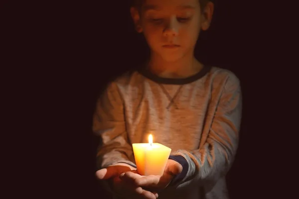 Маленький Хлопчик Тримає Палаючу Свічку Темряві — стокове фото