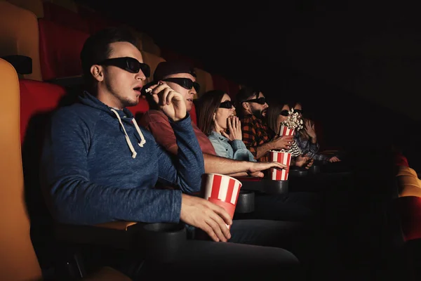 Jovens assistindo filme no cinema — Fotografia de Stock
