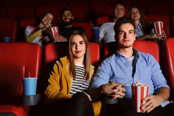 Junge Leute sehen Film im Kino — Stockfoto