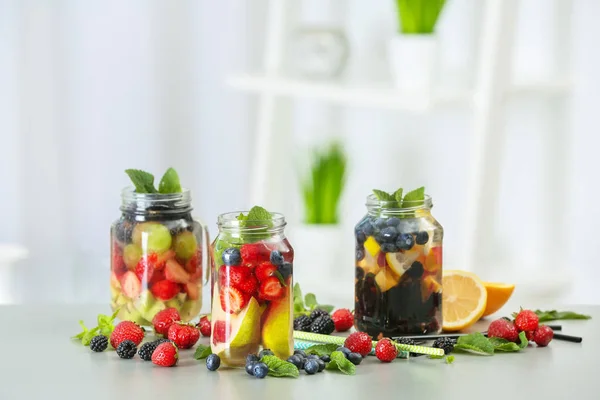 Mason Jars Geïnfundeerd Water Met Fruit Bessen Tafel — Stockfoto