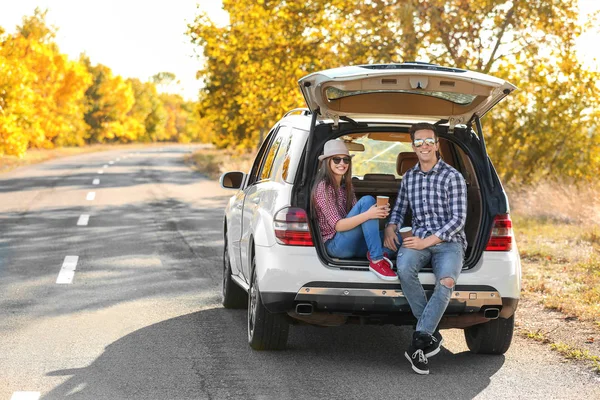 Hermosa Pareja Joven Sentada Con Café Maletero Del Coche —  Fotos de Stock