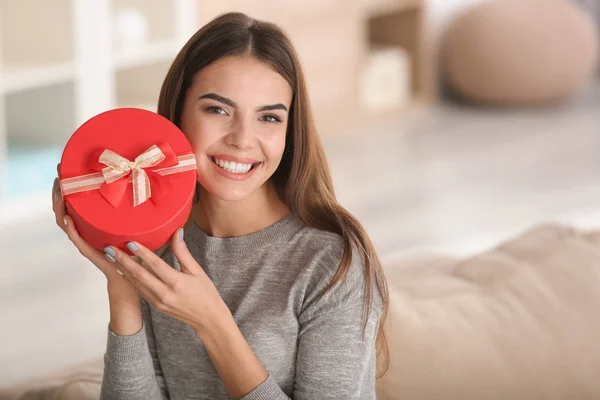 Hermosa Joven Con Regalo Para Día San Valentín Casa —  Fotos de Stock