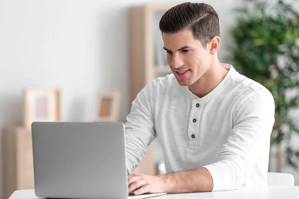 Hombre joven usando el ordenador portátil —  Fotos de Stock