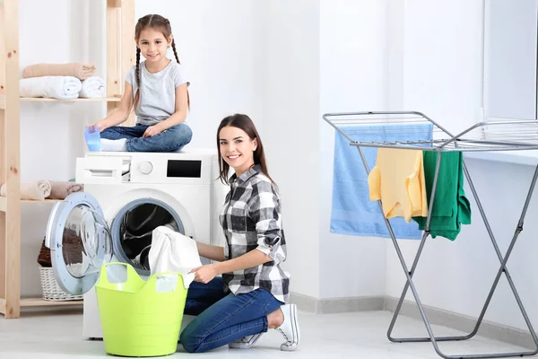 娘と母の家で一緒に洗濯をして — ストック写真