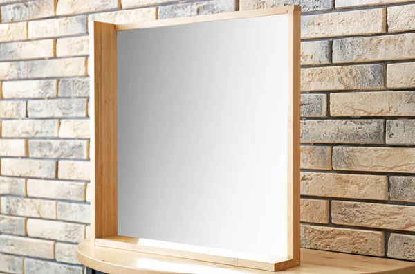 Stand Tuğla Duvarının Yakınında Modern Ayna — Stok fotoğraf