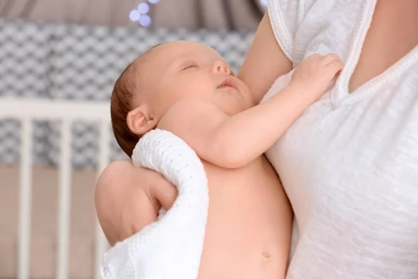 Madre sosteniendo al bebé dormido —  Fotos de Stock